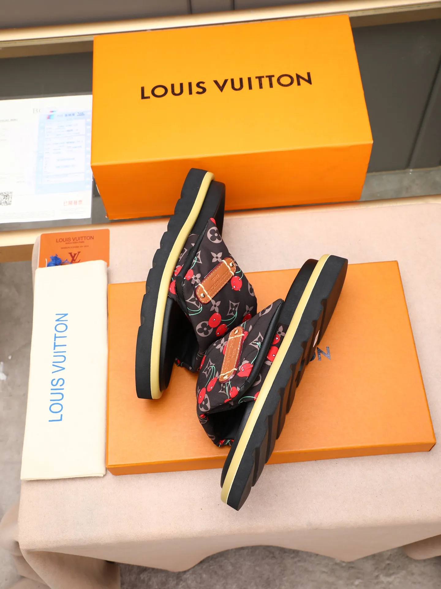 PP360 [LOUIS VUITTON] Louis Vuitton, LV printing, men's and women's slippers are on the market. The drawer box packaging comes with a cloth bag and a card. The upper pattern looks very soft and waxy, and it is a super versatile leg slimming tool. Fabric: imported denim/canvas/old fabric, LV hardware LOGO, official website pattern printing, comfortable to wear, feet: high-elastic PU water table. Sole: foam sole, heel height: about 5cm. Code number: 35-46, 35, 45, 46 are custom-made and non-returnable. Color: multiple colors and styles available.